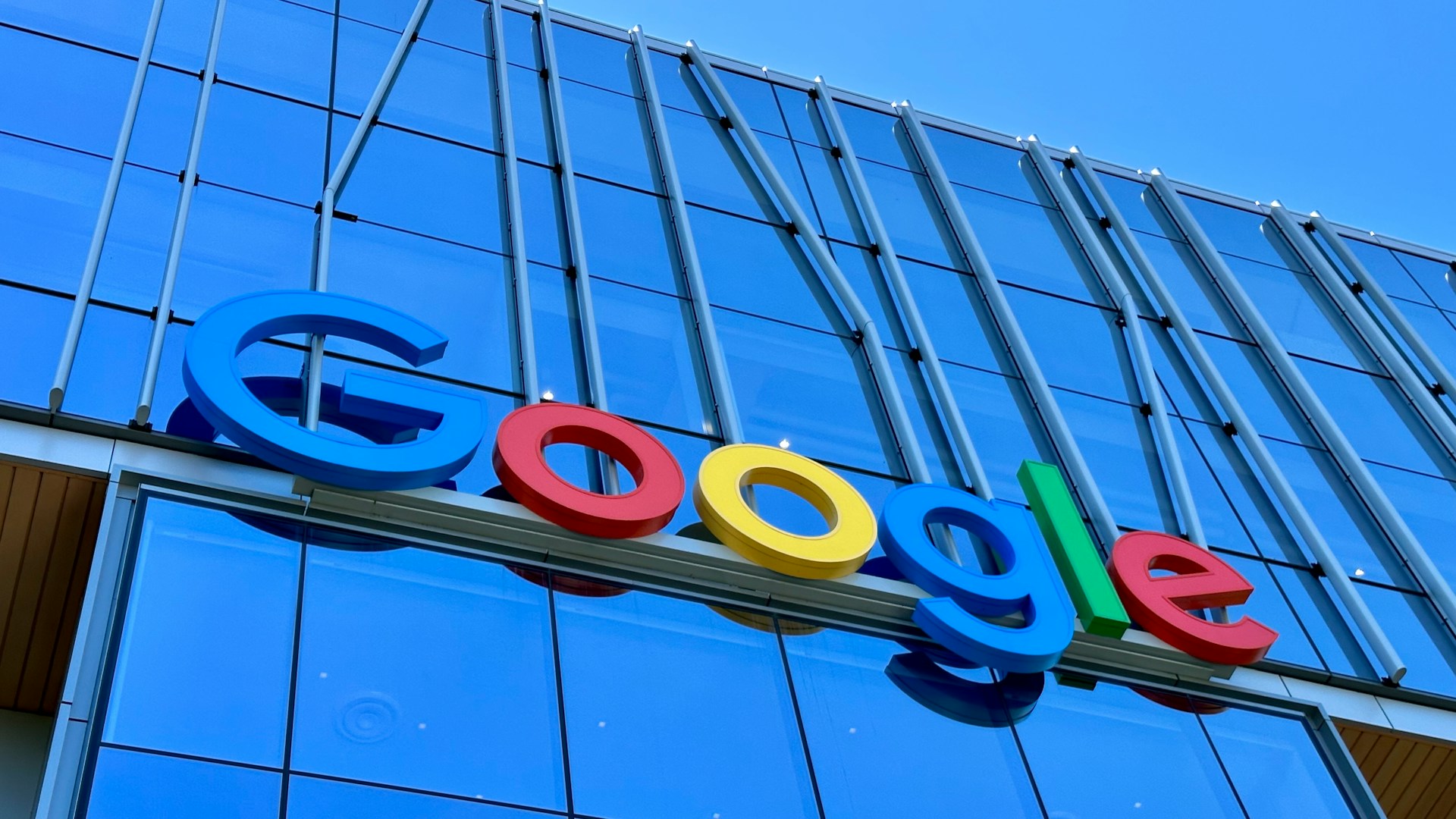 仰望摩天大樓外牆上的大型 Google 標誌，象徵加拿大最高法院在 Google Inc. v. Equustek Solutions Inc. 一案中的裁決，以及卑詩省商業訴訟中針對第三方的禁制令。
